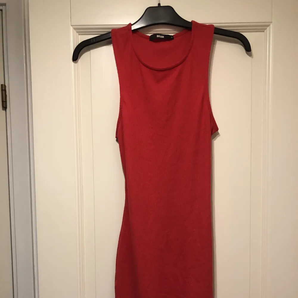Fin röd  klänning perfekt till vardag eller fest fint skick använd få gånger storlek  S. Klänningar.