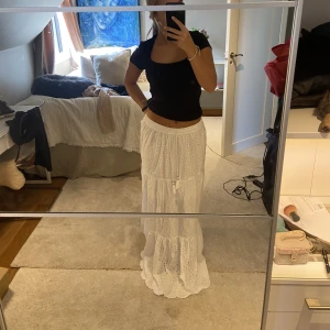 Kjol - Vit kjol! Köpt för 1000, aldrig använd!