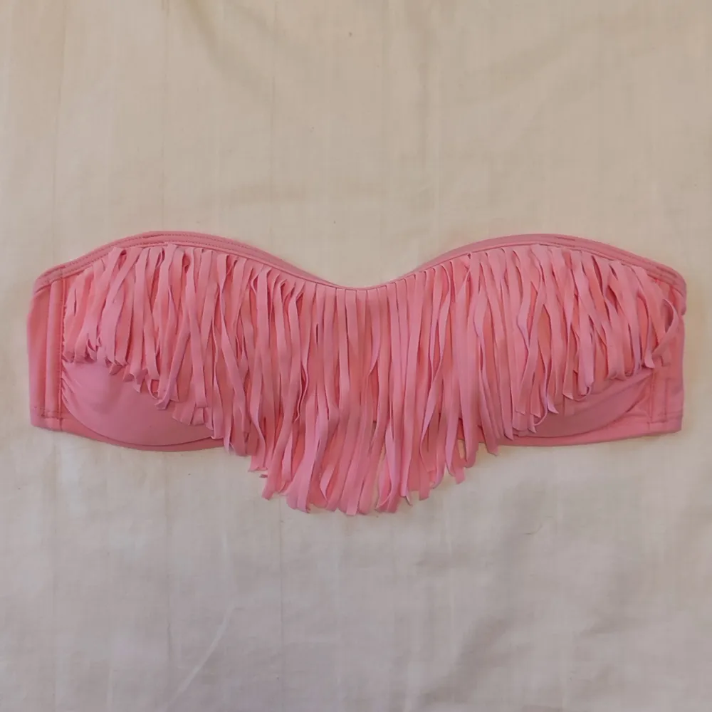Rosa bikinitop från Hollister, använd någon enstaka gång så är i gott skick ☺️ storlek small med fransar.. Övrigt.