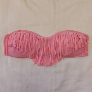 Rosa bikinitop från Hollister, använd någon enstaka gång så är i gott skick ☺️ storlek small med fransar.