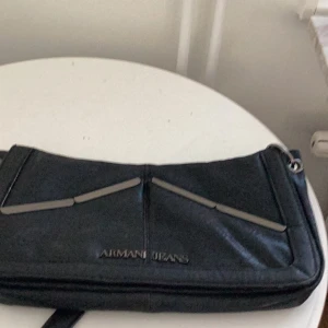 Armani väska  - Super cool väska från Armani jeans  Svart .. tror 90tal  Billigt 