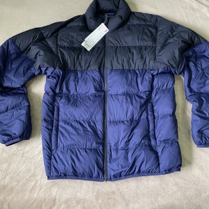 Mörkblå dunjacka  - | Helt ny oanvänd jacka från uniqlo | prislapp finns kvar |str M | nypris 900 |