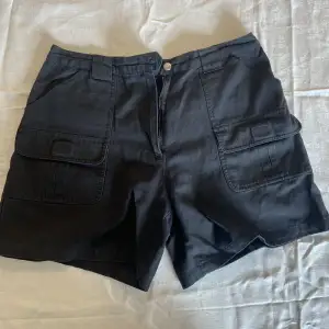 Snygga vintage cargo shorts från Vero Moda. Storlek L. Urtvättad finish. 