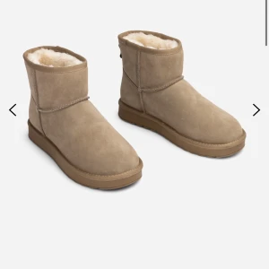Beige Ugs - Säljer dessa ugs i beige då de inte kommer till användning längre💓Nypris är 580 men säljer för 250, vid snabb affär så kan ja sälja för 200💓 Hör av er för fler bilder!