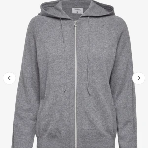 Filippa K Kashmir tröja - Nyskick  100% Kashmir  Köptes för ett år sedan men är för liten för mig Storlek S/M (har båda storlekarna i olika tröjor men denna passar både S och M)  Köpt för 4400 i butik