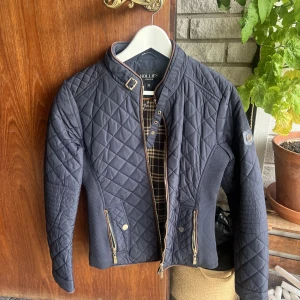 Hollies jacka  - Marinblå jacka från Hollies i storlek 38. Använd ett fåtal gånger och uppskattas som ny därav priset. 