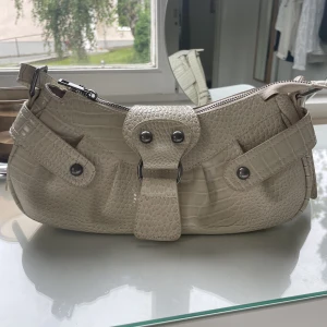 Y2k inspirerad väska från Urban outfitters - Så fin väska från Urban som endast kommit till användning 2 gånger, som ny. Inga defekter och väldigt rymlig! Nypris: 450kr Möts upp i Sthlm, annars står köparen för frakten 💜💕