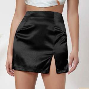 Satin kjol med slits från shein i XS. Aldrig använd. 50kr❤️