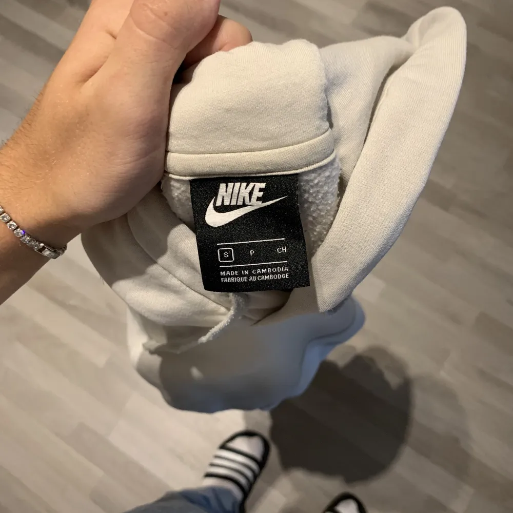 Jätte fin Nike hoodie som ny! Storlek S. Aldrig använd endast ligger, vill bli av med! Nypris 600:- | mitt pris 250:-                                                                                                    (pris kan diskuteras vid smidig affär). Hoodies.