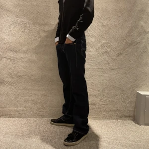 Levis jeans  - Hej! Säljer nu dessa otroligt exklusiva Levis jeans. Superfint skick. W30 L34. Modellen är 184cm lång 68kg