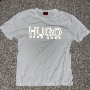 Hugo boss reflex och vit  - Fint skick knappt använd. Regular fit.