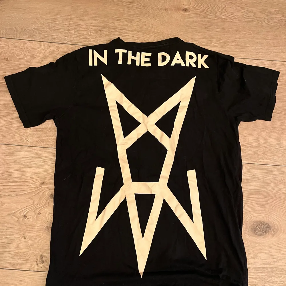 Säljer denna snygga tröja eftersom jag aldrig använder den. Reflekterande och lyser i mörker . T-shirts.