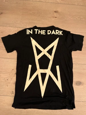 T-shirt  - Säljer denna snygga tröja eftersom jag aldrig använder den. Reflekterande och lyser i mörker 