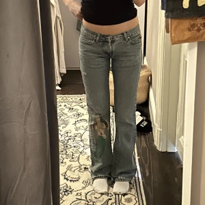 Lågmidjade Jeans  - Super fina unika lågmidjade jeans som jag köpte i Berlin för 1500kr😍tyvärr har dom blivit för små😭märket är Miss Sixty