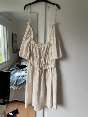Klänning other stories - Säljer min super fina konfirmationsklänning. Passar fint till studenten osv. Jätte skön och kan ha utan bh. Pris kan diskuteras