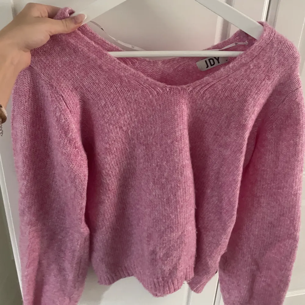 Hej! Säljer denna jättefina rosa tröjan. Perfekt nu mot kallare tider! Skriv gärna för fler bilder då denna bilden inte riktigt är den bästa💖. Stickat.