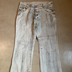 Vida Jeans  - Svincoola jeans med tryck på. Baggy fit