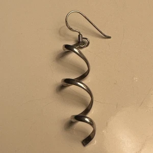 Örhänge Spiral Silver 925 - Fint örhänge i äkta sterling silver 🧬🌀🩶 Endast ett örhänge