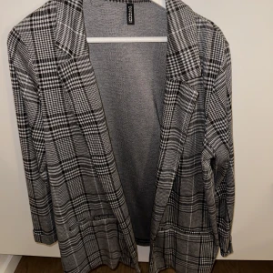 Mönstrad kavaj - Grå & mönstrad lite tunnare kavaj från H&M. Använd max 1 gång & är true to size (L)