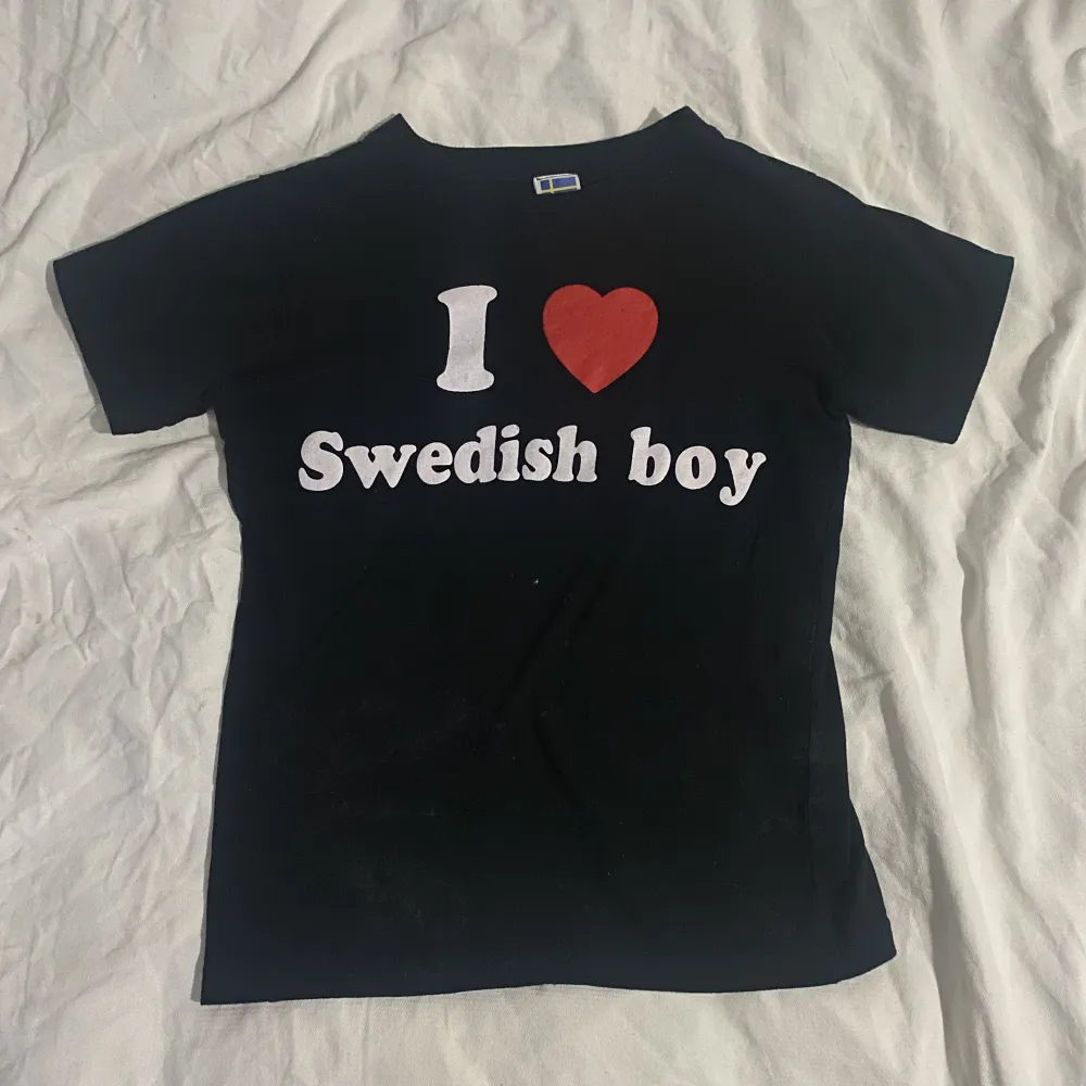 Så fkn snygg ”I ♥️ swedish boy” t shirt!! Använd ett fåtal gånger utan defekter, skriv om det är något du funderar över. T-shirts.