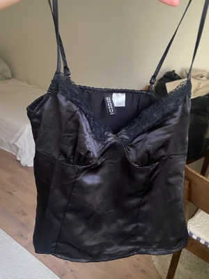 Topp linne - Sååå himla söt linnetop i silk aktigt tygg! 💞