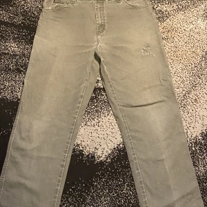 Dickies workwear byxor - Dickies workwear byxor tidigare köpta på Beyond Retro. Finns en insydd lapp på vänstra byxbenet men annars är de i bra skick. Skriv gärna för fler bilder