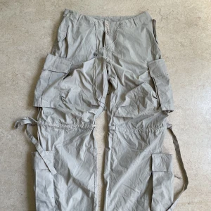 Bondage Raver Cargos - Svincoola Carlos med bondage detaljer. Väldigt sköna