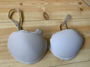 Bh - Fin bh, knappt använd då den inte satt bra på mig. 