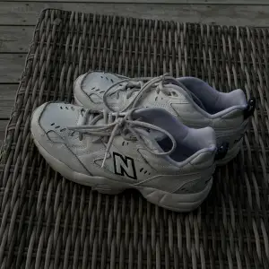 Skiiitsnygga new balance sneakers (608:or). Helt nya, använda 2 gånger. Fräscha och utan defekter! Vita med mörkblå detaljer.