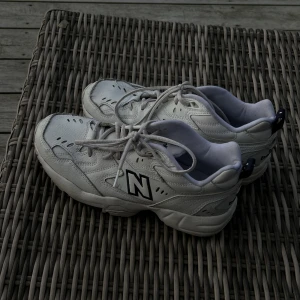 New balance 608 - Skiiitsnygga new balance sneakers (608:or). Helt nya, använda 2 gånger. Fräscha och utan defekter! Vita med mörkblå detaljer.