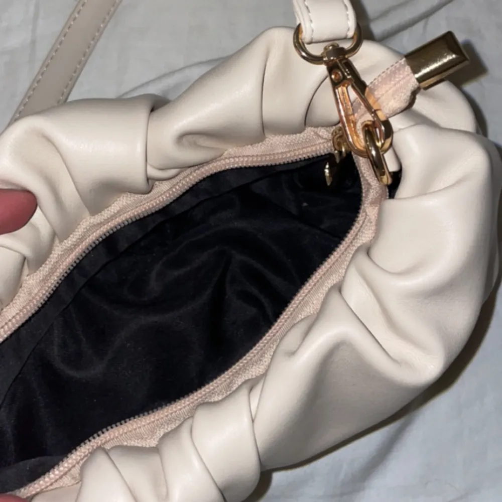 En rosa/beige handväska som använts ett fåtal gånger utan skavanker. Väskor.