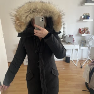 Canada goose strl S - Säljer min Canada goose jacka Rossclair i storlek S, passar även M. Köpt på johnells 2020 så använd under 2 vintrar. Bra skick! 