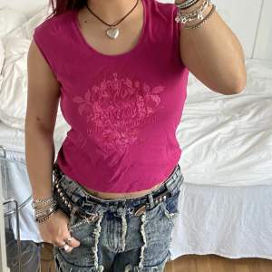 Rosa tröja med rhinestones och tryck💖⭐️🎀💫💋 från Esprit och storlek är XL, dock bär jag på bilden S/M och det funkar bra💅