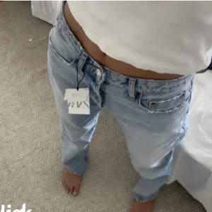 Mid waist straight jeans från zara. Säljer då de inte kommer till användning längre. 