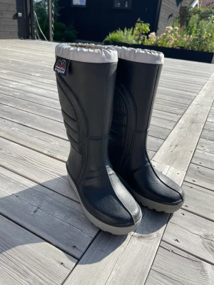 Powerboots  - Varma och bekväma powerboots stövlar. Tål ner till -30, använda en säsong så i bra skick. Nypris 1100, köparen står för frakten 