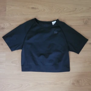 Träningsätt  - Träningsätt från lager 157. Det består av en croppad tränings T-shirt i storlek L och träningstights i storlek L. De är i gott skick. Vid frågor är det bara att skriva:) 