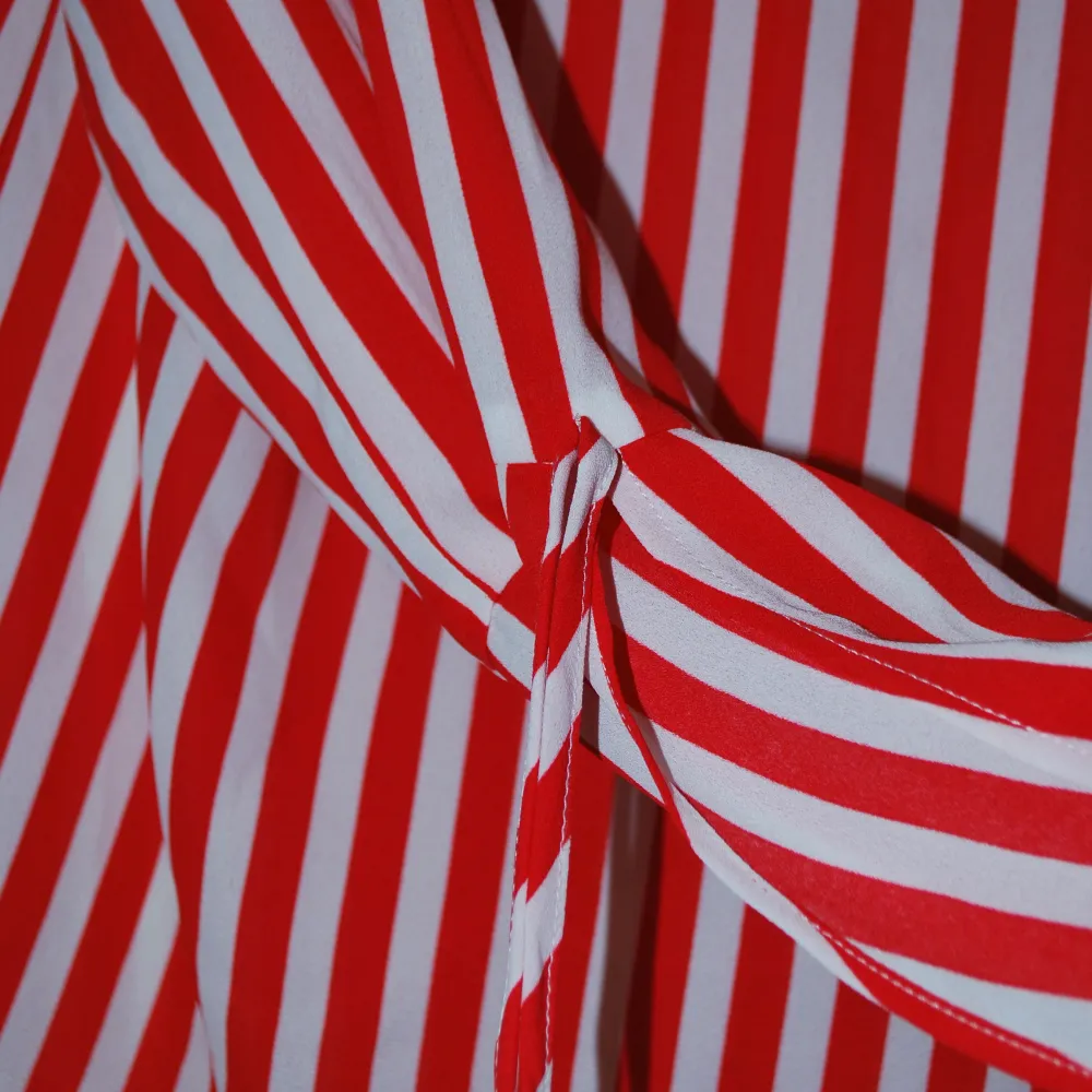 Blus från Gina Tricot i storlek 36. Detaljer syns på närbilderna. Använd men i gott skick! . Puserot.
