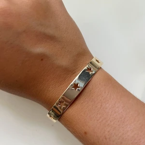 Guld armband - Väldigt bra skick, oanvänd, justerbar så anpassa efter din handled 💕