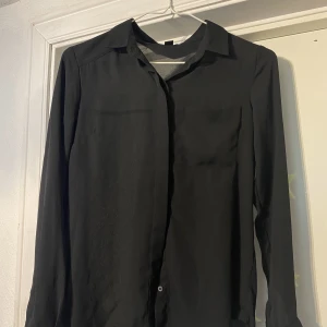 Svart blus/skjorta - Svart skjorta/blus köpt begagnat, men var lite för liten för mig  Storlek XS Superfin och lätt styla