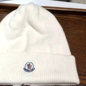Näst intill nu moncler mössa - Skit bra skick