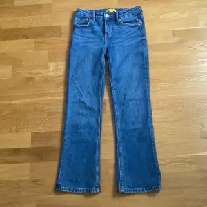 Säljer dessa super snygga bootcut jean från Young Gina. Det finns även resår vid midjan så man kan spänna åt.