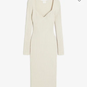 Hm klänning  - Super snygg stickad klänning från hm. Bara testat! Köparen står för frakten 