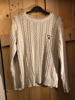 Stickad tröja  - Lite snyggare stickad tröja. Litet hål vid skuldran men går att fixa till. 