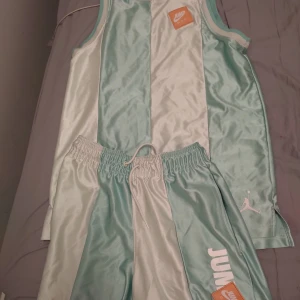 Air Jordan (linne och shorts  - Hej? Bilderna är kanska slarvig tagen. Skick är bättre var det ser ut på foton. Använder dem mesta av de är knappast används önska du mer bilder ,,det bara pm