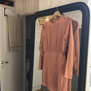 Klänning - Fin satinklänning från gina med öppen rygg