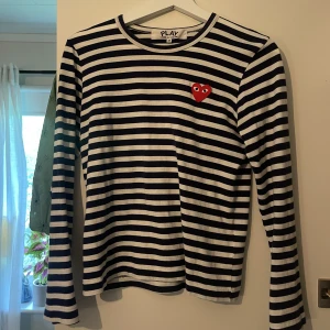 Comme des graçons - Mörkblå randig långärmad i storlek M❤️
