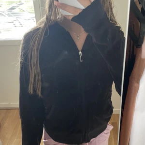 juicy kofta - äkta vintage svart juicy kofta, är lite trasig (se bild 3) men tror det enkelt går att sy ihop. skriv privat för fler bilder💗