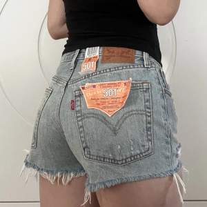 Alldeles nya Levi’s 501 shorts med alla lapparna kvar. Supersnygg tvätt och sitter som en smäck! Aningen mer blå än vad som syns i sista bilden, säljes pga för små i midjan ❤️Nypris ca: 669kr