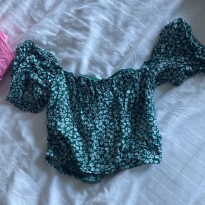 Grön blommig topp - Säljer denna super fina toppen!