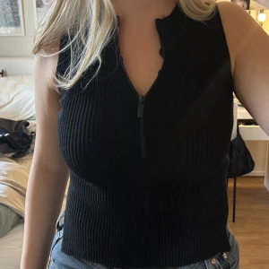 Zara topp - En Zara topp med dragkedja vid bröstet. I bra skick!